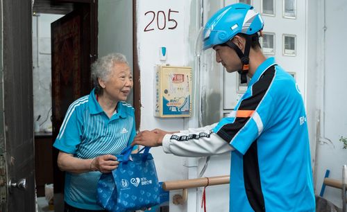 餓了么藍騎士仲夏夜舉措升級 暖新餐已覆蓋23城，惠及150萬人次騎士