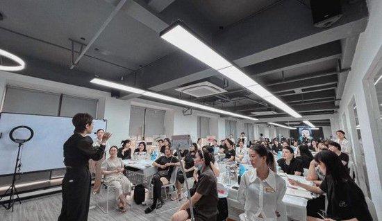 紋繡美學(xué)新風(fēng)尚 從設(shè)計藝術(shù)到因私出入境中介服務(wù)的跨界融合